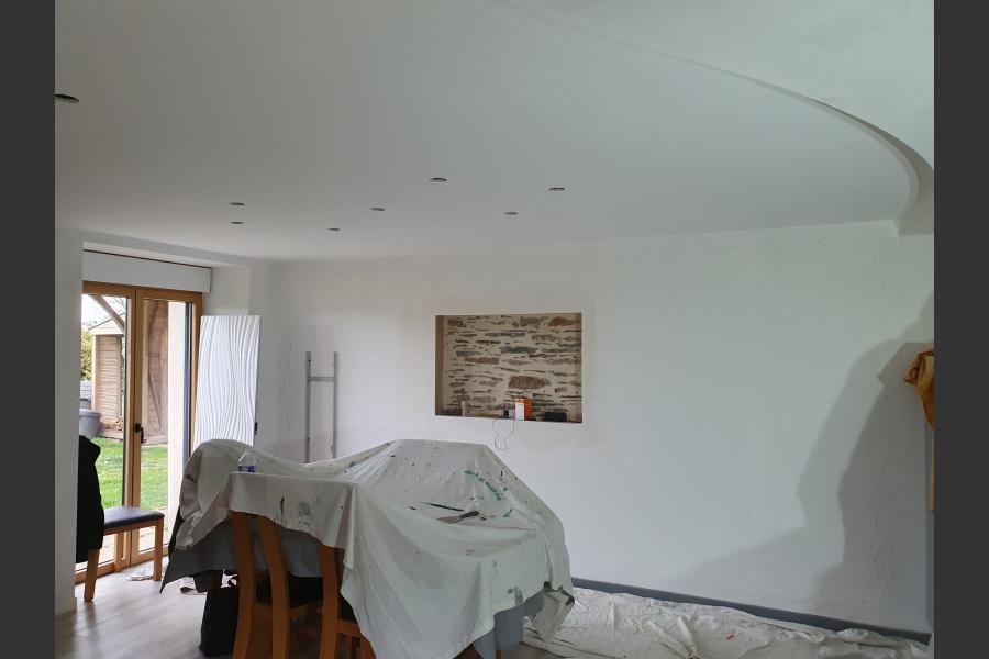 Mur avec encadrement en enduit décoratif